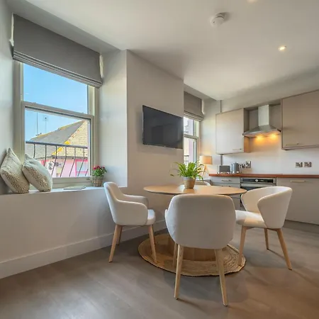 Number One Townhouse فندق مبيت وإفطار كينسالي