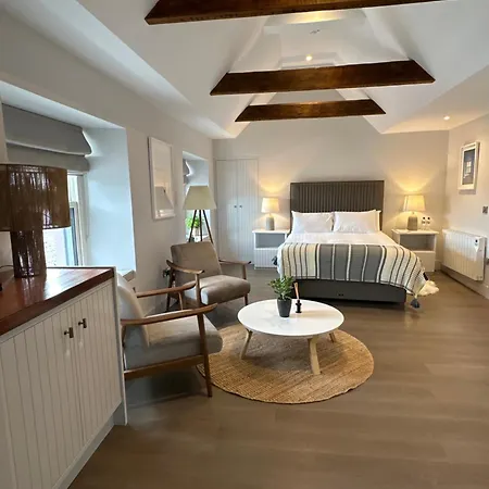فندق مبيت وإفطار Number One Townhouse كينسالي